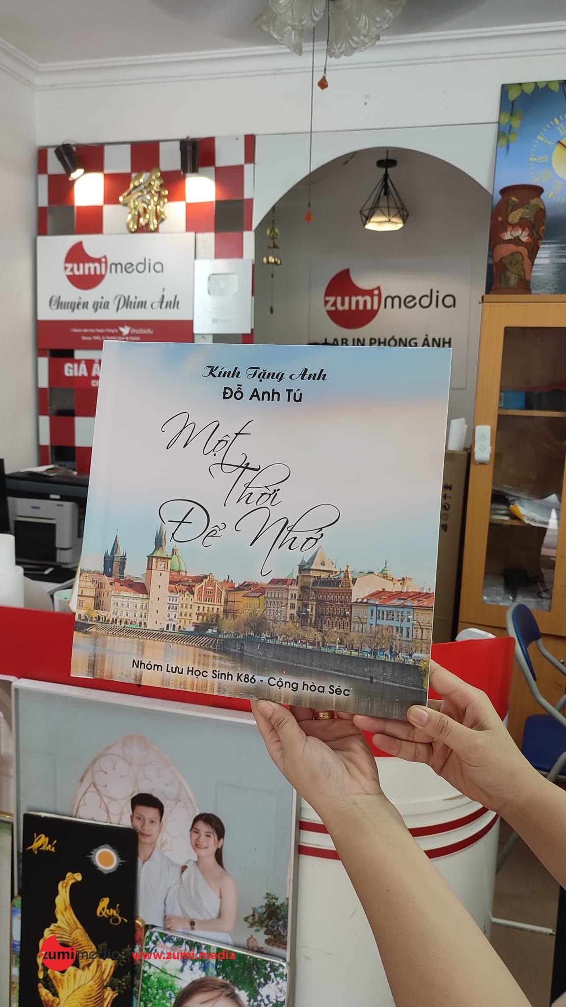 Bảng giá in phóng ảnh, ảnh gỗ các loại, album ảnh, kỷ yếu 29 In-album-photobook (3)