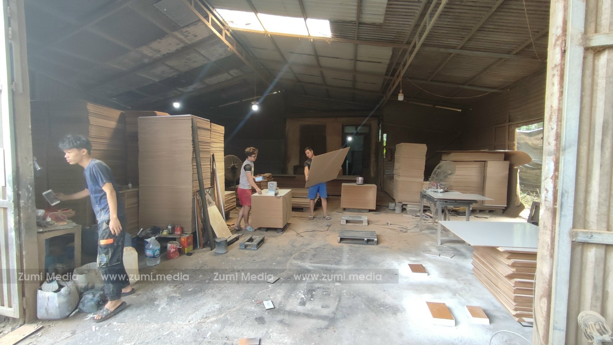 Zumi Media khai trương Lab in phóng ảnh, Xưởng Ảnh gỗ tại Kim Ngưu 13 Nha-may-sx-tranh-anh (19)