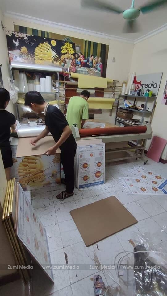 Zumi Media khai trương Lab in phóng ảnh, Xưởng Ảnh gỗ tại Kim Ngưu 9 Nha-may-sx-tranh-anh (4)