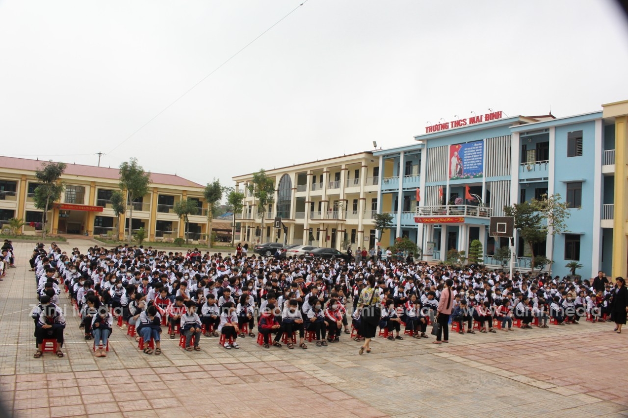 Zumi Media tài trợ tranh ảnh trang trí Trường THCS Mai Đình, Hiệp Hòa, Bắc Giang 12 Z4202585461291_839e65a50dd2ab3d2e7efe114ff1ecc5
