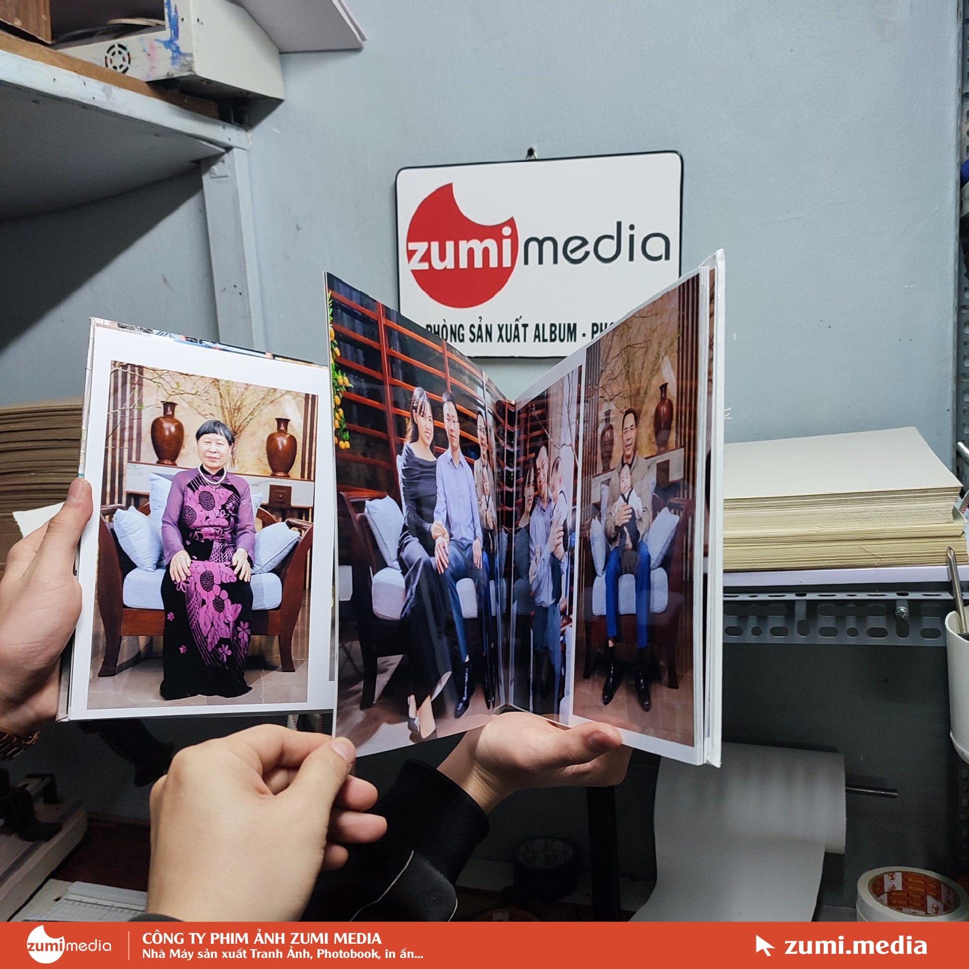 Album photobook ảnh gia đình 25x35cm siêu bóng, siêu nét, Bìa ép gương. 1 Album photobook anh gia dinh 25x35cm sieu bong sieu net Bia ep guong. 1