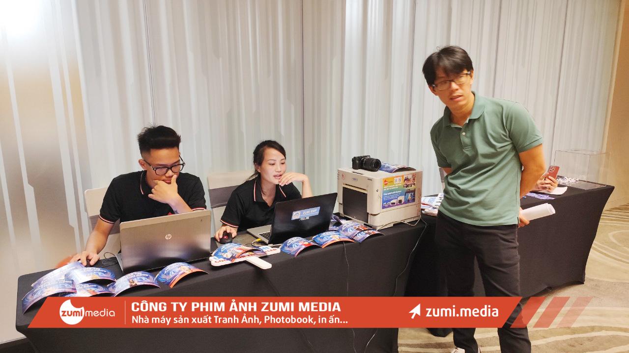 in ảnh lấy ngay tại sự kiện 6 Zumi Media in anh lay ngay tai su kien o Khach san Soleil Ha Long Bai Chay Quang Ninh 6