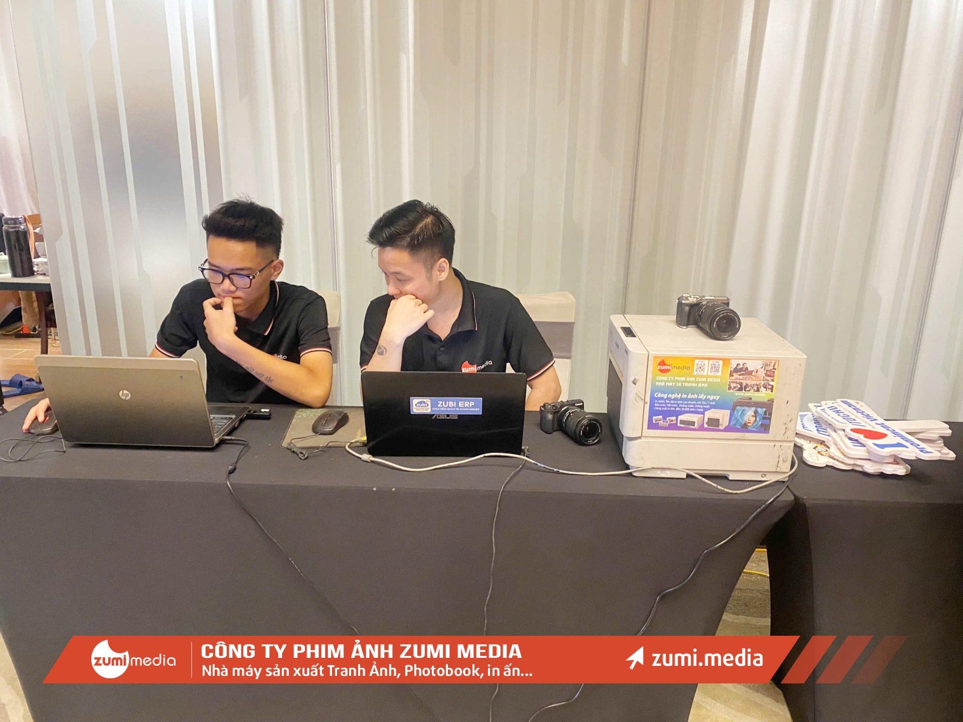 in ảnh lấy ngay tại sự kiện 5 Zumi Media in anh lay ngay tai su kien o Khach san Soleil Ha Long Bai Chay Quang Ninh 8