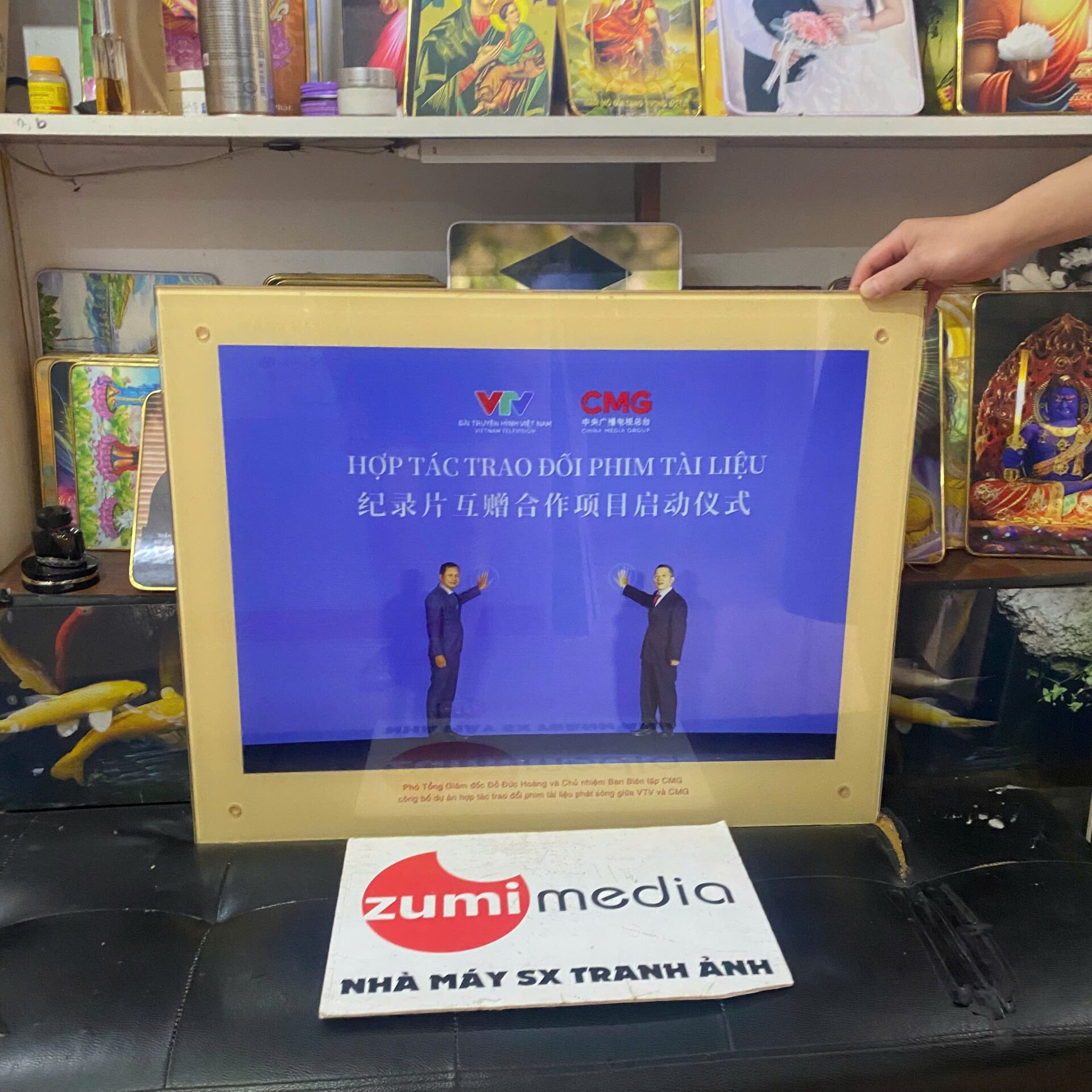 Xưởng in ảnh, gia công ảnh ép kính cho Đài Truyền Hình VTV 4 Xuong in anh gia cong anh ep kinh cho Dai Truyen Hinh VTV 4